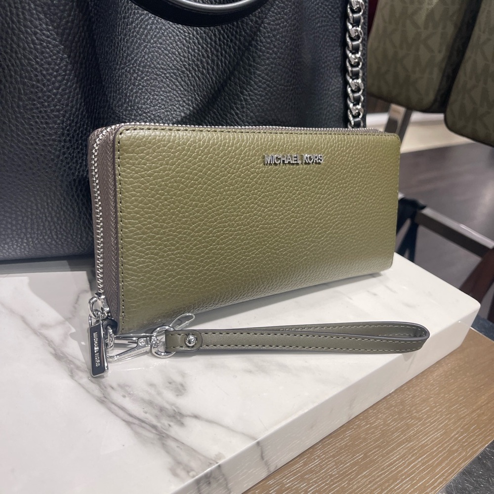 MICHAEL KORS Lg Pebbled Leather Continental Wallet Wristlet Phone Holder
Olive - Picture 4 of 16